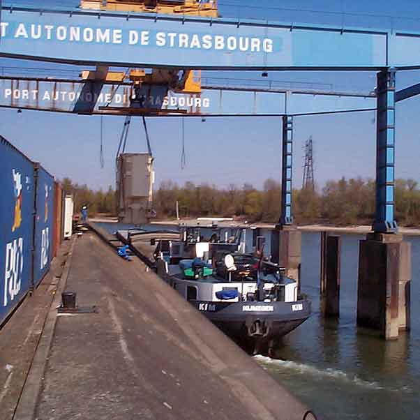 Transbordement au port de Strasbourg d’un transformateur sur automoteur fluvial à destination d’Anvers. Préacheminement routier depuis Lyon.