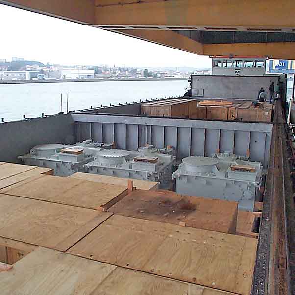 Chargement de colis lourds et marchandises en caisses sur un caboteur fluvio-maritime de 1.600 tonnes au port de Lyon. Destination Egypte.