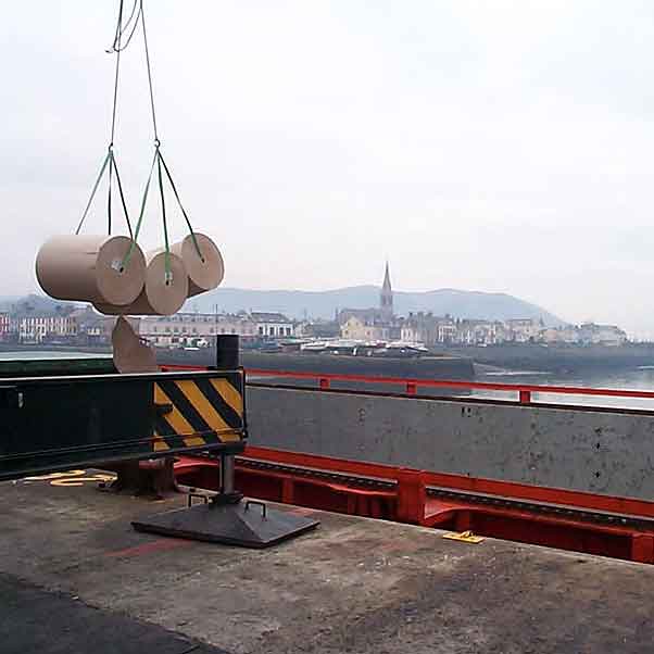 Déchargement en Irlande d’un caboteur fluvio-maritime chargé de bobines de papier en provenance de Portes lès Valence.